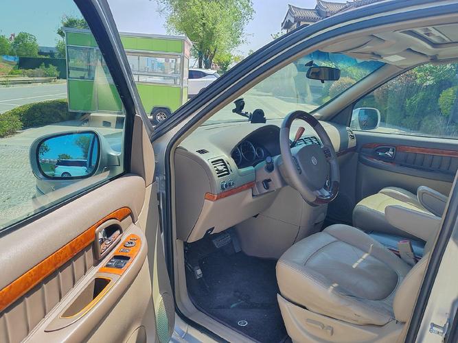 06年别克陆尊现在值多少钱,06年别克gl8陆尊30内饰图片