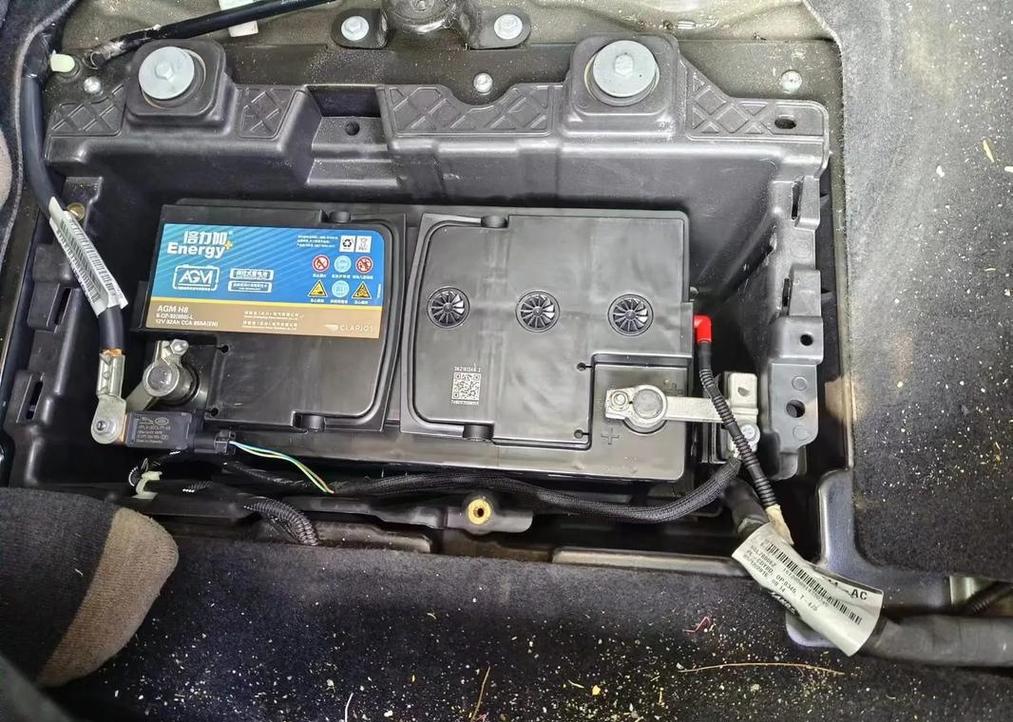 新款沃尔沃xc90电瓶位置图 17年沃尔沃xc90电瓶在哪