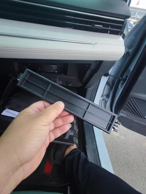 睿骋cc空调滤芯更换视频(长安睿骋cc空气滤芯在哪什么地方换)