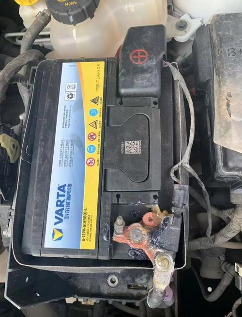 尼桑骐达电瓶(尼桑骐达电瓶负极怎么拆卸)