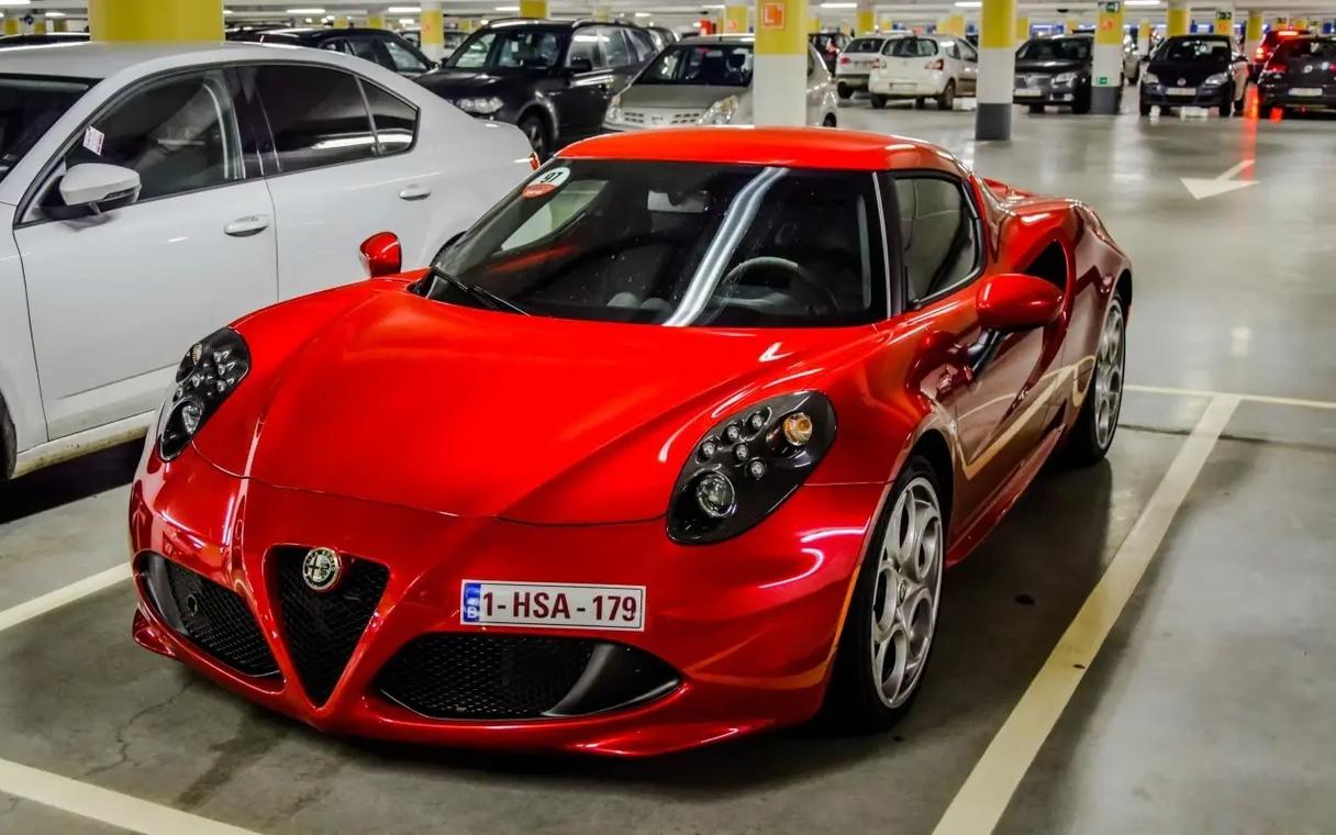 【阿尔法罗密欧算高档吗,阿尔法罗密欧是豪车吗】